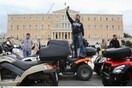 Πορεία με δεκάδες «γουρούνες» στη Βουλή
