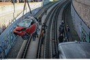 Φωτογραφίες και βίντεο από το αυτοκίνητο που έπεσε στις ράγες του Ηλεκτρικού