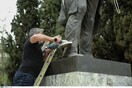 Καρέ-καρέ πώς προσπάθησαν ακόμη και με τροχό να γκρεμίσουν το άγαλμα του Τρούμαν