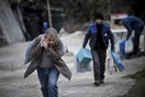 Θλιβερές εικόνες από το ξεσπίτωμα των κατοίκων στο χωριό των Τρικάλων που ζει με τον τρόμο της κατολίσθησης