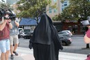 Προκλητική σύζυγος τρομοκράτη του Ισλαμικού Κράτους καταδικάστηκε για προσβολή επειδή δεν σηκώθηκε στο δικαστήριο