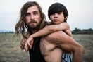 Ο Alex Farrell διέσχισε δέκα χώρες μαζί με μια οικογένεια Σύριων προσφύγων