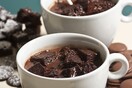 Στη σοκολατόσουπα Zuccherino κομμάτια brownies κολυμπούν σε αχνιστή βέλγικη σοκολάτα