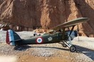 Η στιγμή που αεροπλάνο της δεκαετίας του '30 κάνει αναγκαστική προσγείωση σε παραλία στη Βρετανία