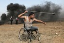 Η ιστορία της εμβληματικής φωτογραφίας με τον ανάπηρο Παλαιστίνιο που δολοφονήθηκε στη Λωρίδα της Γάζας