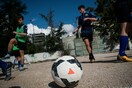 Σκόνη και ματωμένα γόνατα: Σ' ένα από τα τελευταία χωμάτινα γήπεδα της Αθήνας