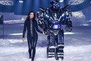 Η Ιρίνα Σάικ περπατά στην πασαρέλα με ένα πελώριο 'ρομπότ'