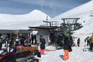 Ανεξέλεγκτο τελεφερίκ εκσφενδονίζει σκιέρ - Πανικός σε χιονοδρομικό κέντρο (ΒΙΝΤΕΟ)