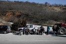 Αγρότες παρατάσσουν τα τρακτέρ τους στην άκρη του δρόμου πριν το τελωνείο Ευζώνων σε ένδειξη διαμαρτυρίας