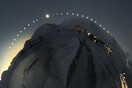 Ολική έκλειψη ηλίου καταγεγραμμένη σε time lapse σε μια μοναδικά εντυπωσιακή φωτογραφία