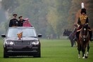 Η Βασίλισσα Ελισάβετ παρακολουθεί την παρέλαση των «Gunners»