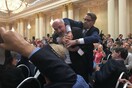 Άντρας εισέβαλε στην συνέντευξη Τύπου Τραμπ - Πούτιν