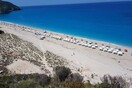 Oμπρέλες και ξαπλώστρες σε μια από τις τελευταίες παρθένες παραλίες της Λευκάδας διχάζουν το νησί