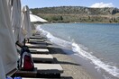 Ξηλώνουν ομπρέλες και ξαπλώστρες από παραλίες της Φθιώτιδας