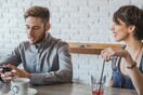 Τι είναι το «Phubbing» που καταστρέφει όλες σχεδόν τις διαπροσωπικές σχέσεις, ειδικά τις ερωτικές