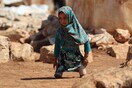 Η συγκινητική ιστορία της 8χρονης από τη Συρία που περπατούσε με κονσερβοκούτια