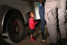 «Το μόνο που ήθελα ήταν να την πάρω αγκαλιά»: Πώς ένας φωτογράφος απαθανάτισε την εικόνα που η Αμερική δεν μπορεί να αγνοήσει