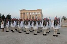 Παγκόσμια Ημέρα ΟΗΕ - Οι εύζωνες στην Ακρόπολη για τιμητική έπαρση σημαίας