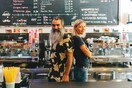 Ο Νίκος και η Τάνια φτιάχνουν (ίσως) τον καλύτερο καφέ της Αθήνας
