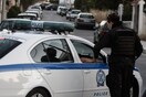 Επίθεση κουκουλοφόρων με ξύλα σε περιπολικό στο κέντρο της Αθήνας