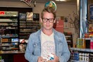 Κι όμως ο Macaulay Culkin είναι 36 ετών και όλο το ίντερνετ έχει ενθουσιαστεί με τη νέα του εμφάνιση