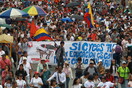 Χιλιάδες καθηγητές στους δρόμους της Κολομβίας διαδήλωσαν μαζί με τους μαθητές τους