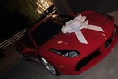 Η Κάιλι Τζένερ έκανε δώρο στην μητέρα της μια κόκκινη Ferrari 250.000 δολαρίων για τα γενέθλιά της