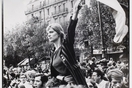 To κορίτσι του Μάη: η ιστορία της γυναίκας πίσω από τη θρυλική φωτογραφία των εξεγερμένων sixties