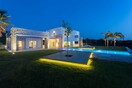 Μια εντυπωσιακή κατοικία δεσπόζει στη γη της Μεσσηνίας