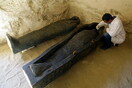 Μούμιες και περίτεχνες σαρκοφάγοι ανακαλύφθηκαν σε αρχαίους τάφους νεκρόπολης στην Αίγυπτο