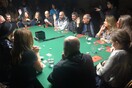 Όλη η υπεροψία της ελληνικής εικαστικής σκηνής καθισμένη γύρω από ένα τραπέζι