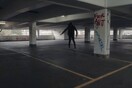 Χορός σε ένα άδειο πάρκινγκ ενάντια στα παλιά φαντάσματά σου