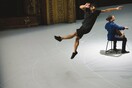 Η Anne Teresa de Keersmaeker συνδιαλέγεται με τις 6 σουίτες για τσέλο του Μπαχ στο Ηρώδειο