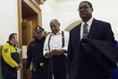 «Πολιτικός κρατούμενος» δηλώνει ο Μπιλ Κόσμπι μέσα από τα σίδερα