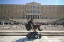 Ο ελληνικός ηθικός πανικός, η εχθρική για τους ΑμεΑ Αθήνα και οι Ντάμες Σπαθί