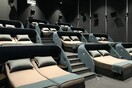 Άνοιξε σινεμά με διπλά κρεβάτια και μαξιλάρια: Η απόλυτη VIP εμπειρία
