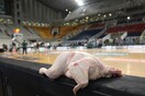 ΟΑΚΑ: Κοτόπουλα στον πάγκο του Ολυμπιακού - Πανό κατά των ερυθρόλευκων