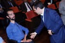Χειραψία Τσίπρα - Κυμπουρόπουλου στη γενική συνέλευσή του ΣΕΤΕ