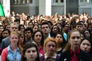 Συρρικνώνεται συνεχώς η μεσαία τάξη - Οι millennials τα μεγαλύτερα «θύματα» της κρίσης