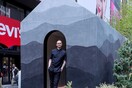 TINY HOUSE: Μία εγκατάσταση στην Times Square της Νέας Υόρκης προειδοποιεί για την κλιματική αλλαγή