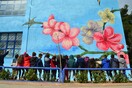 Μια τεράστια τοιχογραφία δίνει χρώμα στο δημοτικό σχολείο της πυρόπληκτης Αγίας Μαρίνας
