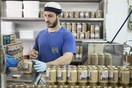 Σε δύο ιστορικά χαλβατζίδικα του Πειραιά