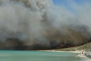 Ελαφόνησος: Αναζωπυρώθηκε η φωτιά - Εκκενώνεται ο οικισμός και το κάμπινγκ