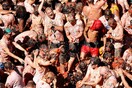 La Tomatina: Χιλιάδες άνθρωποι στον παραδοσιακό ντοματοπόλεμο της Μπουνιόλ