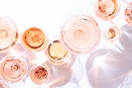 10 ροζέ κρασιά που πίνονται ευχάριστα όλες τις ώρες του καλοκαιριού