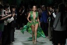 Μοναδική Τζένιφερ Λόπεζ - Στην πασαρέλα με το θρυλικό Versace φόρεμα που άλλαξε το ίντερνετ