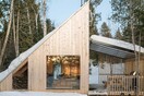 Μια ξύλινη καμπίνα στο Μόντρεαλ του Καναδά υπόσχεται απόλυτη ξεκούραση στο χιονισμένο τοπίο