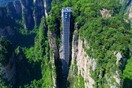 Το μεγαλύτερο ασανσέρ του κόσμου βρίσκεται στο χείλος ενός γκρεμού της Κίνας