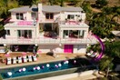 Η Airbnb ενοικιάζει το «αληθινό» σπίτι της Barbie και είναι γεμάτο ρούχα, παπούτσια και αξεσουάρ
