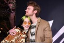 Finneas: Ο αδερφός της Billie Eilish αποκαλύπτει τους «κρυφούς» ήχους στο «Bad Guy» και το «Bury a friend»